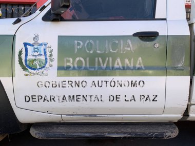 Copacabana, Bolivya - 31 Mayıs 2025: Cuerpo de Policia Nacional veya Ulusal Polis Teşkilatı 'nın işaretli polis arabasının yan görüntüsü. Polis Boliviana, Gobierno Autonomo harfleriyle etiketlenmiş.. 