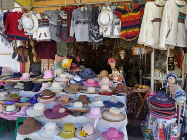 Copacabana, Bolivya - 31 Mayıs 2025: Tipik Bolivya pazar standı chullos (kulaklıklar), kazaklar ve pançolardan yapılan ürünler. Kadınlar için keçeli melon şapkaların çeşitliliği