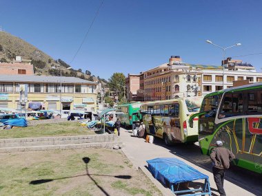 Copacabana, Bolivya - 31 Mayıs 2025: Otobüs terminali (terminal de bus), Titicaca Otobüs ve Plaza Sucre 'deki Hostal Colonial bilet ofisi. Peru ve Bolivya şehirlerine giriş ve çıkış.