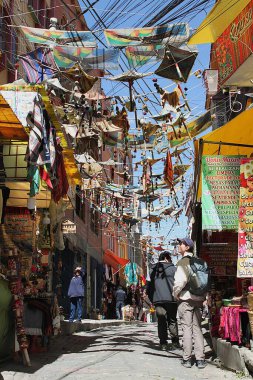 La Paz, Bolivya - Haziran 01, 2025: Renkli Cadılar Pazarı (Mercado de las Brujas) veya La Hechiceria 'da dekorasyon. Akbaba uçurtmaları güneş ışığı, asılı şemsiyeler, soyut Kültür Mirası ile aydınlatılıyor..