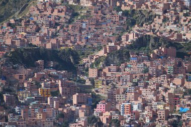 Bolivya 'nın başkenti La Paz' da sayısız bitmemiş tuğla bina ile yoğun ve dik bir dağ yamacında. Orijinal bitki örtüsü insanlar tarafından kayalık dağ zirvelerine itildi. Zenginlik fakirlikle buluşur