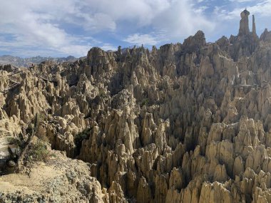 La Paz, Bolivya - Haziran 01, 2025: Valle de la Luna veya Ay Vadisi 'nin tuhaf kil ve kaya kuleleri üzerindeki panoramik manzara. Kaya yarıkları, toprak tepecikleri, krater benzeri oluşumlar, piramitler..