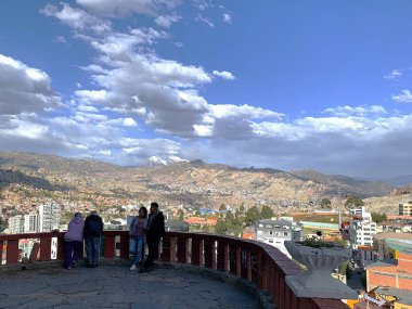 La Paz, Bolivya - Haziran 01, 2025: Monticulo gözcü terasının tepesinden panoramik şehir manzarası. Başkent civarındaki Illimani Dağı karla kaplı etkileyici bir yer. Alçak asılı bulutlar.