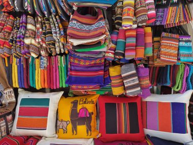 La Paz, Bolivya - Haziran 01, 2025: Tipik Bolivya hatıraları: Canlı renkler ve karmaşık desenlerle dokuma çalışmaları. Bir sürü çanta ve işlemeli Alpaca 'lı yastık kılıfı. Cadıların Pazarı 'nda (Mercado de las Brujas)