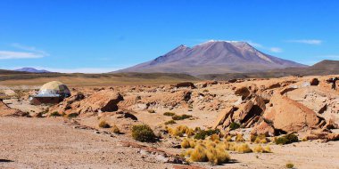 Nor Lipez, Potosi, Bolivya - Haziran 03, 2025: Mirador Volkan Ollague ve Santa Rosa 'dan çarpıcı stratovolcano Cerro Tapaquilcha zirvesinin panoramik manzarası.