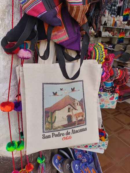 Сан-Педро-де-Атакама, Эль-Лоа, Антофаста, Чили - 5 июня 2025 года: продаются чилийские сувениры. Сумка с принтом знаменитой церкви Сан-Педро-де-Атакама (на испанском: Felesia San Pedro de Atacama)).