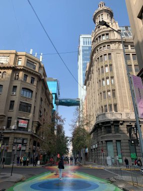 Santiago, Şili - 7 Haziran 2025: Bandera ve Agustinas 'ın renkli yollarından Banco Santander' in şehir merkezindeki binalarını birbirine bağlayan modern cam yaya köprüsüne bakın.
