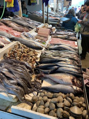 Santiago, Şili - 7 Haziran 2025: Balıkçılar ustalıkla doğradılar ve tarihi Mercado Merkez Pazar Salonu 'nda sabahın taze avını sattılar. Pasifik okyanus sularından sağlıklı balıklar.