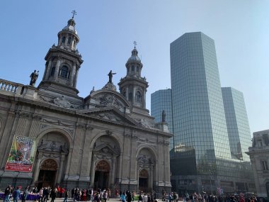 Santiago, Şili - Haziran 07, 2025: Plaza de Armas 'daki tarihi ve modern binaların karşıtlığı: Katedral Metropolitana (Metropolitan Katedrali) ve Batı Birliği Katedral alışveriş merkezi.