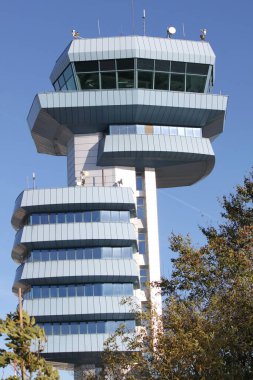 Otopeni, Romanya - 29 Ekim 2025: Bükreş 'teki Henri Coanda Uluslararası Havalimanı' nın ayırt edici hava kontrol kulesinin ayrıntıları. Hava trafik kontrol memurlarının çalıştığı yer (ATCO).