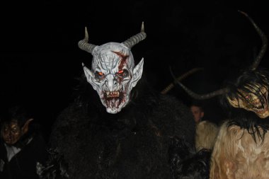 Gaenserndorf, Aşağı Avusturya - 28 Kasım 2025 Krampus 'un korkunç yüzlerine yakın çekim. Perchtenlauf 'ta korkunç kostümler, folklorik gelenek. Oğlak boynuzlarıyla boynuzlu antropomorfik figürler.