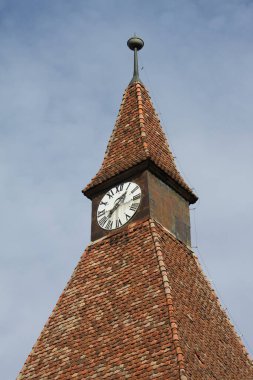 Biertan, Sibiu, Transilvanya, Romanya: Evanjelik Luteryan güçlendirilmiş kilisesinin saat kulesine bakın. Tuşların ayrıntıları ve saat numaraları görünür. Ortaçağ kalesinin bir parçası. Dikey.