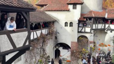 Bran, Brasov, Transilvanya, Romanya - 23 Ekim 2025: Çatışmada ve Bran kalesinin iç kalesi avlusunda Drakula 'nın Kalesi olarak pazarlanan bir kalabalık. Uçan yarasaları süslemek için.