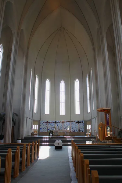 Reykjavik, İzlanda - 28 Ağustos 2015: Boş Protestan Hallgrimskirkja Kilisesi 'nin sunağı önünde Coffin ile Chancel sergilenecek. Işık dar ve uzun pencerelerden içeri doğru düşer..