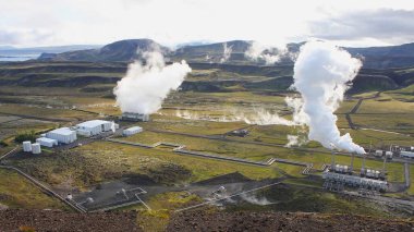 İzlanda - 31 Ağustos 2015: Yüksek görüşlü Nesjavellir Jeotermal Santrali, Hengill volkanik enerji tedarik sahasındaki bacalardan ve karmaşık boru hattı sisteminden yükselen buharı gösteriyor.