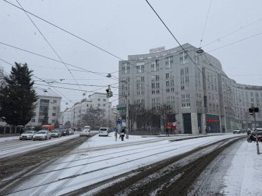 Viyana, Avusturya - 09 Ocak 2026: Kış mevsiminde Billrothstrasse ile Doeblinger Hauptsrasse kavşağı. Doebling 19. Bölge 'de araç trafiği. Avrupa 'da sert kış koşulları.