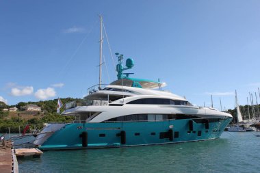 English Harbour, Saint Paul, Antigua - 27 Kasım 2016: 40 metrelik Anka Mahoenui adlı motorlu yat Nelsons Tersanesi rıhtımına demirlemiş. Büyük turkuaz lüks gemi kenetlendi..