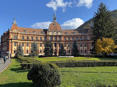 Brasov, Romanya 23 Ekim 2025: Kronstadt 'ta güneşli bir sonbahar gününde Adalet Sarayı (Palatul Justiei). Şimdi ilçe meclisi (Konsiliul Judetean). Art Nouveau, Neo Barok stilleri ve Fransız eklektizminin birleşimi.