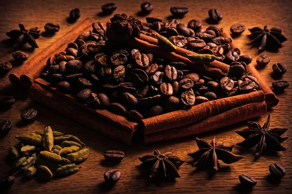 Kahve ve baharat meşe masada