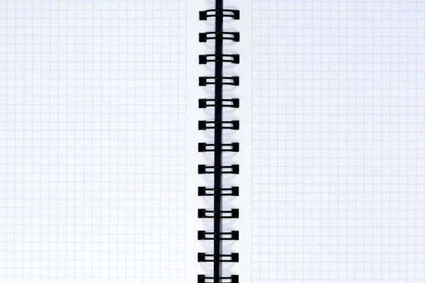 Lege spiraal gebonden notitieblok openen met gekwadrateerde papier, close-up — Stockfoto