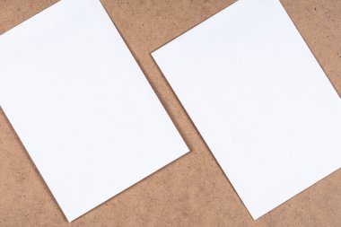 Beyaz boş kağıt sayfalarının fibröz karton üzerine