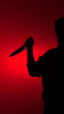 Dikey videocu elinde büyük bir mutfak bıçağını tutuyor. Tehlike, suç, korku ya da şiddeti sembolize ediyor. Çarpıcı bir kırmızı zemin, gergin ve korku dolu bir atmosfer yaratıyor.