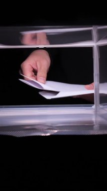 Dikey video El içeriden şeffaf bir posta kutusuna zarf atıyor, posta dağıtımını yakalıyor ve oy verme ya da özel yazışmalar ile güvenli iletişim kuruyor, ofisten posta servisine