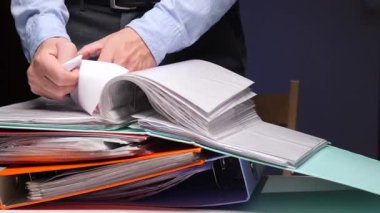 Kağıt işleri ve idari işlerle boğuşan bir belgeyi yırtan bir işadamı, işyerinde sinir krizi ve ofis masasında mesleki hayal kırıklığı yaşıyor.