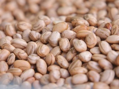 Bir yığın kuru kahverengi fıstığa yakın plan.
