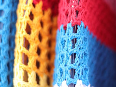 Bir tekstil veya örgü için renkli kumaşın dikey yakın çekimi