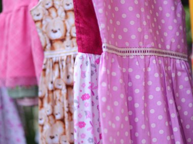 Satılık bir sürü renkli el yapımı kıyafet.