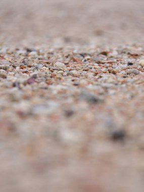 Asfalt yol yüzeyinde taşlar var.