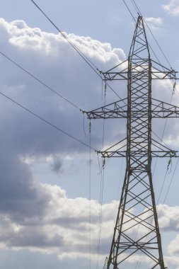 Elektrik iletim hatları ve elektrik pilon mavi gökyüzü karşı. Düşük açılı görünüş
