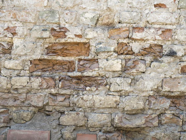 Antigua pared de ladrillo rojo dañado con fondo de textura de yeso — Foto de Stock