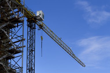 Gökyüzü arka plan üzerinde Vinçli şantiye. Düşük açılı görünüş.