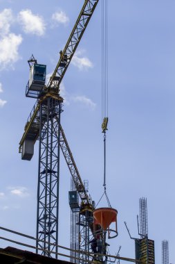 İnşaat alanında. Mavi gökyüzü kule vinç parçası.