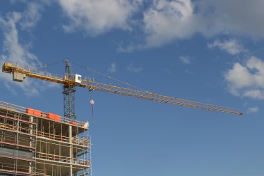 Yüksek doğmak Vinçler mavi gökyüzü ile Şantiye Binası. Metin için yer.