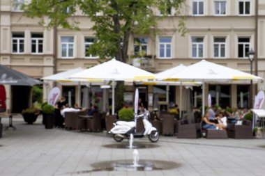 Odaklanmamış şehir manzaralı gün zaman bulanık. Açık kafe.