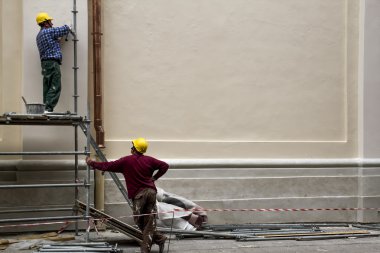 Eski Oldtown içinde inşaat iskele restorasyon inşaat işçileri. Vilnius, Litvanya - 20 Haziran 2016: