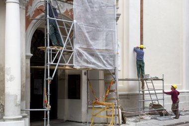 Vilnius, Litvanya - 20 Haziran 2016: İnşaat işçileri eski Oldtown içinde inşaat iskele Restorasyon