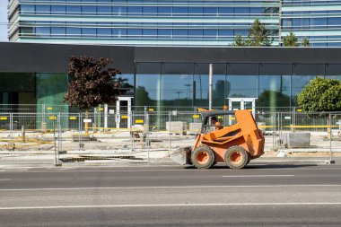 Yeni ofis binası yakınındaki inşaat alanında. Vilnius, Litvanya - 29 Haziran 2016.