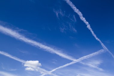 Birçok beyaz bulutlar çizgili mavi gökyüzü uçak yaptılar