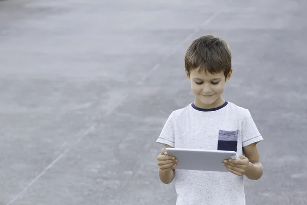 Rapaz sorridente com tablet PC. Infância, educação, aprendizagem, tecnologia, conceito de lazer — Fotografia de Stock
