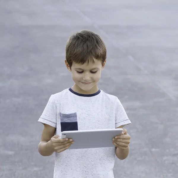 Sonriente chico con tableta PC. Infancia, educación, aprendizaje, tecnología, concepto de ocio — Foto de Stock