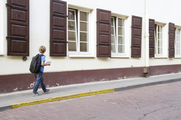Pojke med ryggsäck på gatan. Bakifrån. Människor utbildning, skola, resor, fritid koncept — Stockfoto