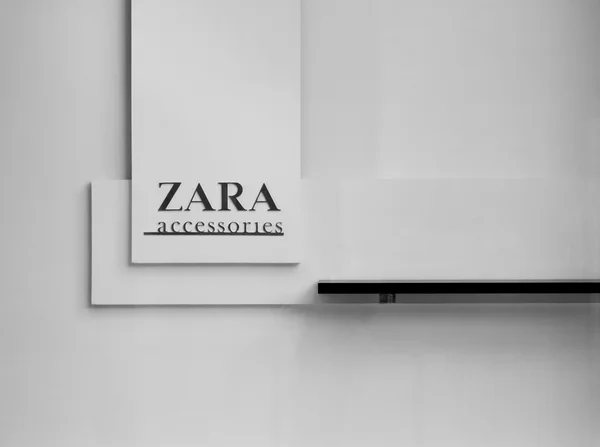 Vilnius, Lithuania - August 07, 2016: fragment of shopwindow Zara store. This is a Spanish clothing and retailer based in Arteixo, Galicia. — Stock Photo, Image