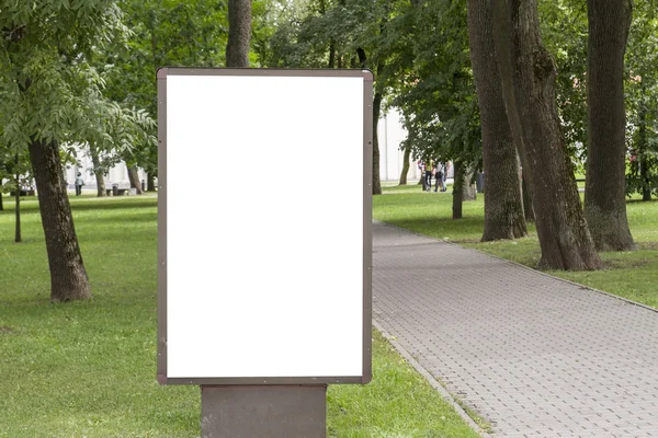 Scherza. Cartellone in bianco con spazio di copia per il tuo messaggio di testo o contenuto informazioni pubbliche nel parco — Foto Stock