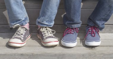 Çocuklar feets spor ayakkabı ile. Merdivenlerde oturan çocuk. Açık