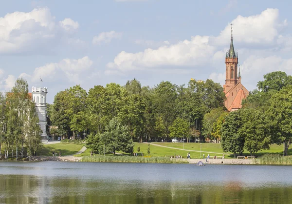 Litouwen, Druskininkai. Uitzicht op de stad vanaf het meer — Stockfoto