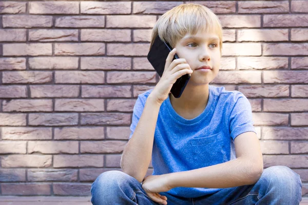 Pessoas, tecnologia e conceito de comunicação. Criança falando no celular — Fotografia de Stock